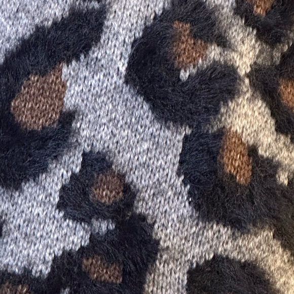 NWOT C.C Soft Gray Leopard Acrylic Faux Fur Pom Beanie OSFM - Picture 10 of 10